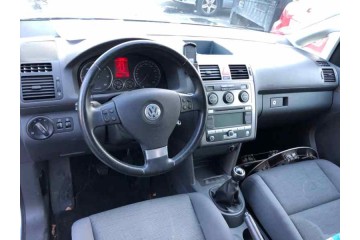 VOLKSWAGEN TOURAN (1T2) Advance