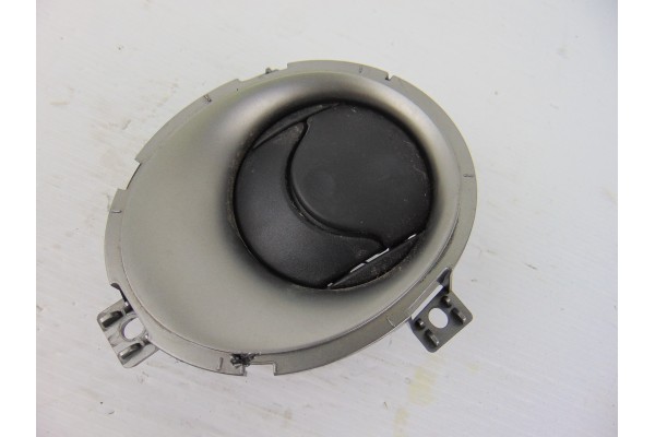 687601KE0A REJILLA AIREADORA NISSAN JUKE (F15E)