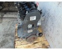 Motor Volvo V70 III 2.4 D5 D5244T con tapa plástica y mano en el tiem