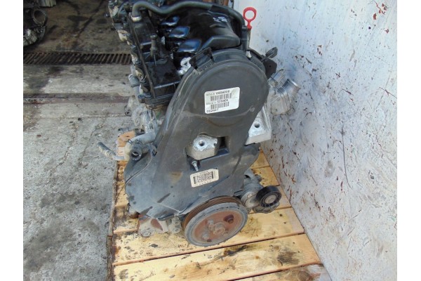 Motor Volvo V70 III 2.4 D5 D5244T con tapa plástica y mano en el tiem