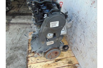 Motor Volvo V70 III 2.4 D5 D5244T con tapa plástica y mano en el tiem
