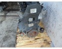 Motor Volvo V70 III 2.4 D5 D5244T con tapa plástica y mano en el tiem