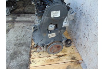 Motor Volvo V70 III 2.4 D5 D5244T con tapa plástica y mano en el tiem