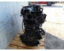 Motor Volvo V70 III 2.4 D5 D5244T con tapa plástica y mano en el tiem