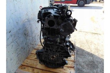 Motor Volvo V70 III 2.4 D5 D5244T con tapa plástica y mano en el tiem
