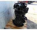 Motor Volvo V70 III 2.4 D5 D5244T con tapa plástica y mano en el tiem