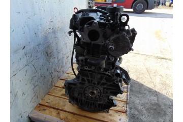 Motor Volvo V70 III 2.4 D5 D5244T con tapa plástica y mano en el tiem
