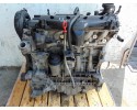 Motor Volvo V70 III 2.4 D5 D5244T con tapa plástica y mano en el tiem