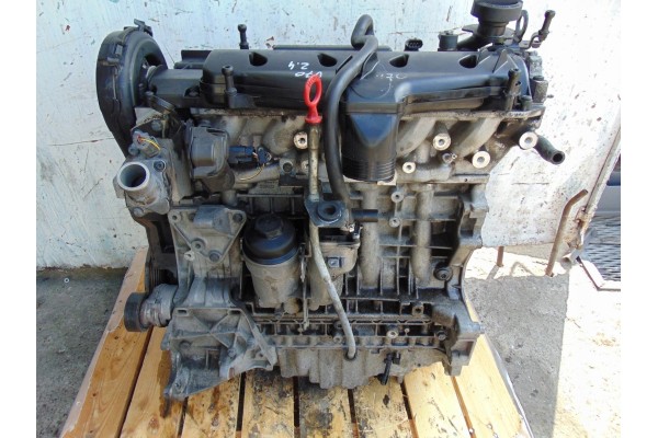 Motor Volvo V70 III 2.4 D5 D5244T con tapa plástica y mano en el tiem