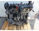 Motor Volvo V70 III 2.4 D5 D5244T con tapa plástica y mano en el tiem