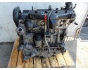 Motor Volvo V70 III 2.4 D5 D5244T con tapa plástica y mano en el tiem