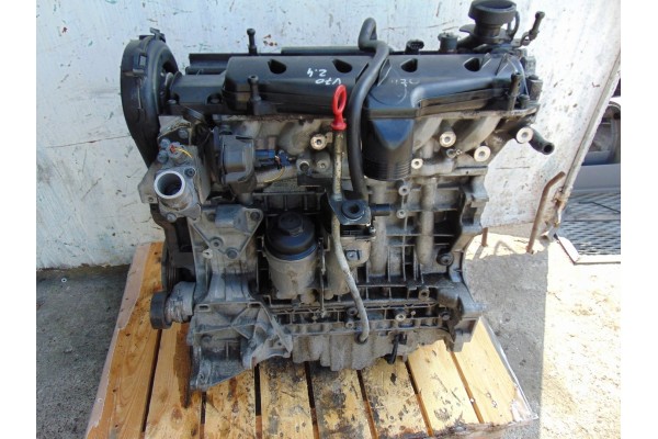 Motor Volvo V70 III 2.4 D5 D5244T con tapa plástica y mano en el tiem
