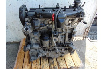 Motor Volvo V70 III 2.4 D5 D5244T con tapa plástica y mano en el tiem