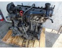 Motor Volvo V70 III 2.4 D5 D5244T con tapa plástica y mano en el tiem