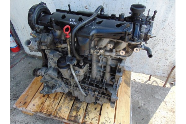 Motor Volvo V70 III 2.4 D5 D5244T con tapa plástica y mano en el tiem