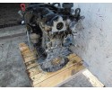 Motor Volvo V70 III 2.4 D5 D5244T con tapa plástica y mano en el tiem