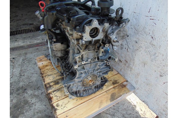 Motor Volvo V70 III 2.4 D5 D5244T con tapa plástica y mano en el tiem