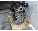 Motor Volvo V70 III 2.4 D5 D5244T con tapa plástica y mano en el tiem