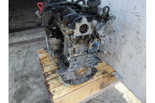 Motor Volvo V70 III 2.4 D5 D5244T con tapa plástica y mano en el tiem