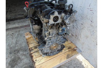 Motor Volvo V70 III 2.4 D5 D5244T con tapa plástica y mano en el tiem