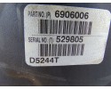 Motor Volvo V70 III 2.4 D5 D5244T con tapa plástica y mano en el tiem