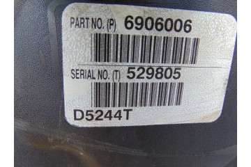 Motor Volvo V70 III 2.4 D5 D5244T con tapa plástica y mano en el tiem