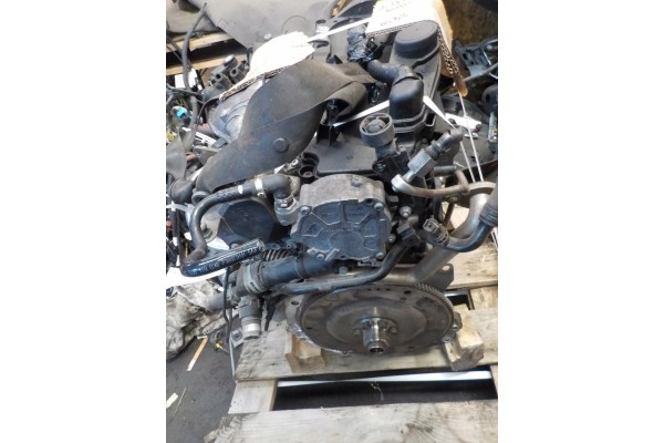 ENGINE POST ENGINE J AUDI A4 B8 2 0TDI 03L103469L Catalog number of the part 03L103469L FP3 038109111E V600