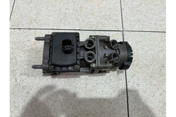 Brake Main Valve Mercedes Actros MP 4 A0044311506 Catalog number of the part Zawor Glowny Hamulca Mercedes Actros MP 4 A00443115