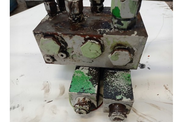HYDRAULIC DISTRIBUTOR RENAULT FAUN MANAGER G220 Catalog number of the part ROZDZIELACZ HYDRAULICZNY RENAULT FAUN MANAGER G220