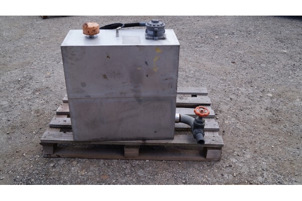 RECTANGULAR OIL TANK FOR LOW LOADER SEMI TRAILER Car type trucks