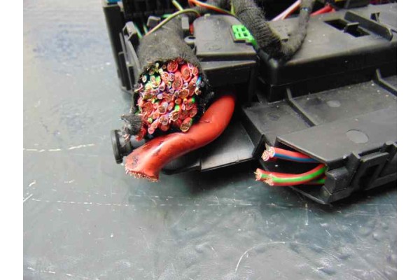  CAJA RELES / FUSIBLES BMW SERIE X3 (E83) 3.0d 2004 179572 BMW - 2