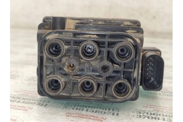 Air distributor valve block pneumatic chassis AUDI Q7 4L Part manufacturer Audi OE