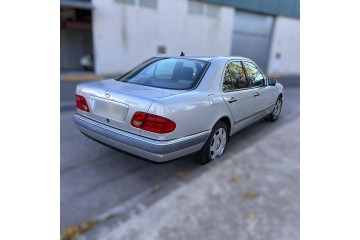 MERCEDES-BENZ CLASE E (BM 210) BERLINA 300 Turbodiesel (210.025)