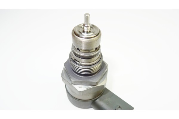 BOSCH Ventil regulace tlaku v systemu Common Rail 0281002738 Catalog number of the original BMW 13 53 7 795 862 BMW 13 53 7 805 