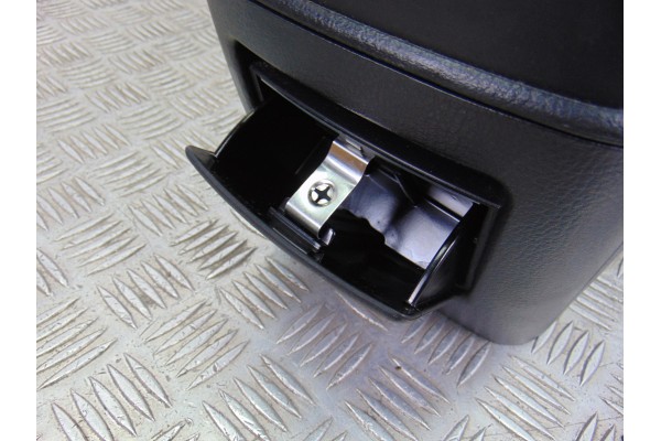  APOYABRAZOS CENTRAL MAZDA 6 BERLINA (GG) 2.0 CRTD 120 Active (5-ptas.) 2004 194966 MAZDA - 3