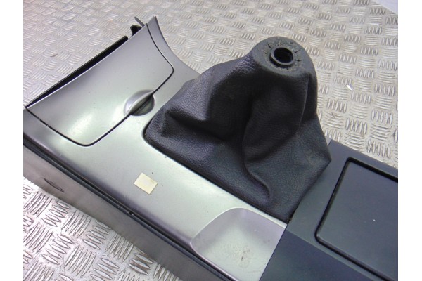  APOYABRAZOS CENTRAL MAZDA 6 BERLINA (GG) 2.0 CRTD 120 Active (5-ptas.) 2004 194966 MAZDA - 6