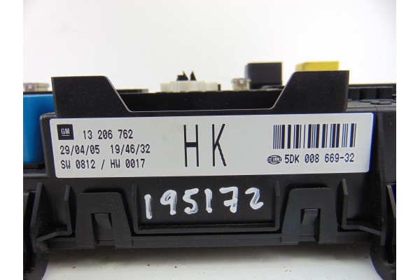 13206762  CAJA RELES / FUSIBLES OPEL ASTRA H BERLINA Sport 2005 13206762 195172 OPEL - 2