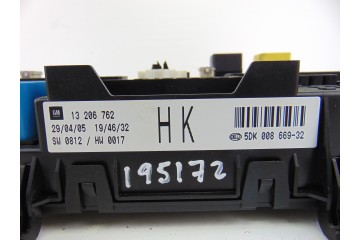 13206762  CAJA RELES / FUSIBLES OPEL ASTRA H BERLINA Sport 2005 13206762 195172 OPEL - 2