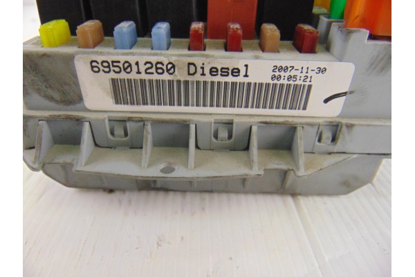 69501260 CAJA RELES / FUSIBLES IVECO DAILY FURGÓN Caja cerrada gran espacio 35C... batalla 3950 2008 69501260 205965 IVECO - 1