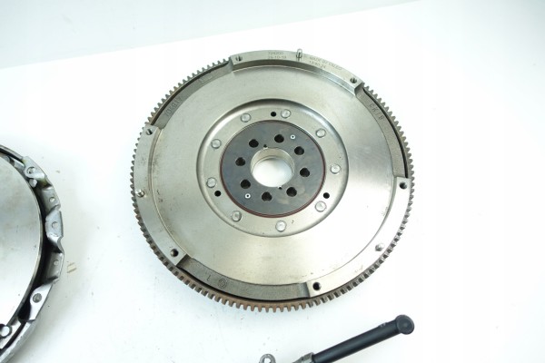 Valeo 837361 Clutch flywheel set VAG 1 8 2 0 TFSI Version European