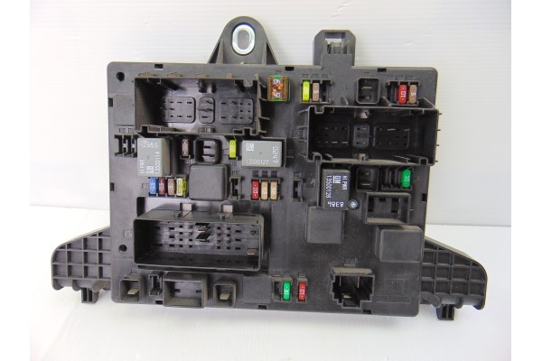 Caja reles / fusibles, Opel Astra J Sports Tourer Sport 2011, 13302301