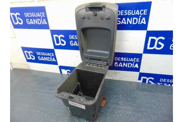 05072904AA APOYABRAZOS CENTRAL JEEP CHEROKEE (KJ) 2.5 CRD Básico 2002 05072904AA 179426 JEEP - 1