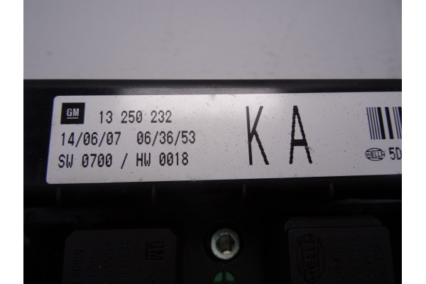 Caja reles / fusibles, Opel Astra H Berlina Cosmo 2007, 13250232