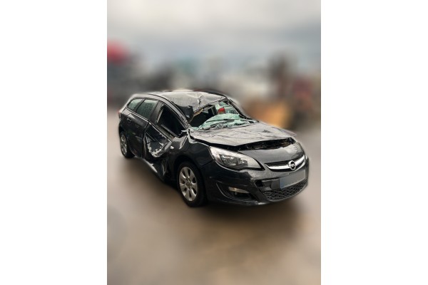 Opel Astra J Sports Tourer Excellence 2015 para piezas | Desguace Gandia SL