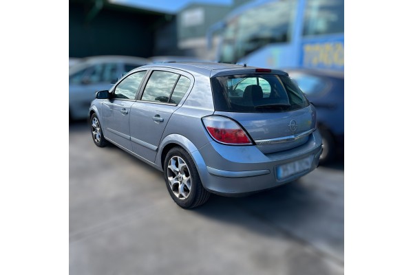 Opel Astra H Berlina Cosmo 2004 para piezas | Desguace Gandia SL