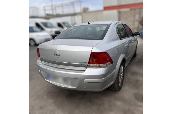 Opel Astra H Berlina Edition 2011 para piezas | Desguace Gandia SL