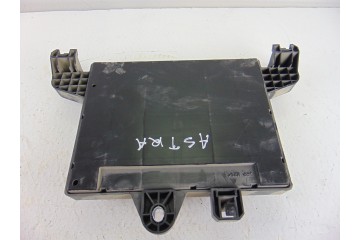 Caja reles / fusibles, Opel Astra J Berlina 5P Enjoy 2010, 13302300