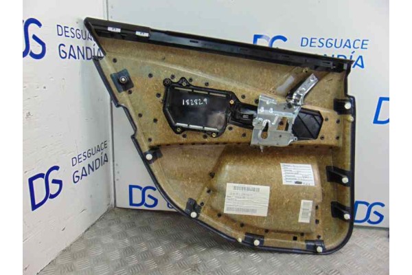 Guarnecido puerta trasera derecha