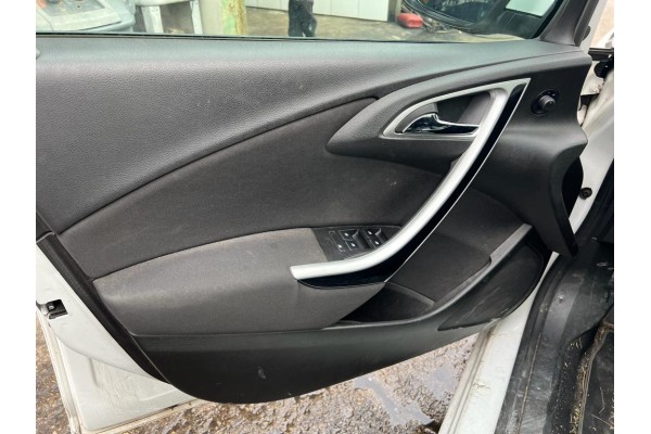 Opel Astra J Sports Tourer Sport 2010 para piezas | Desguace Gandia SL