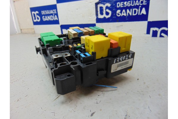 Caja reles / fusibles, Citroen C4 Cactus Feel 2014, 9804848480